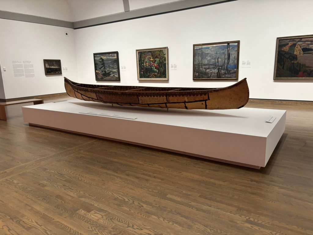 Atonokewinini, Chiman. Canot d'écorce de boulot d'un artiste autrefois connu. 20e siècle. Collection du Musée des beaux-arts du Canada. Prise diagonale. Photo de Marie-Pierre Renaud, 2026, tous droits réservés.