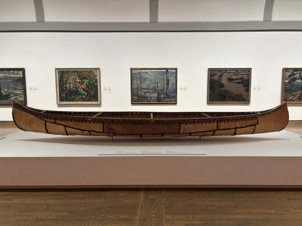 Atonokewinini, Chiman. Canot d'écorce de boulot d'un artiste autrefois connu. 20e siècle. Collection du Musée des beaux-arts du Canada. Photo de Marie-Pierre Renaud, 2026, tous droits réservés.